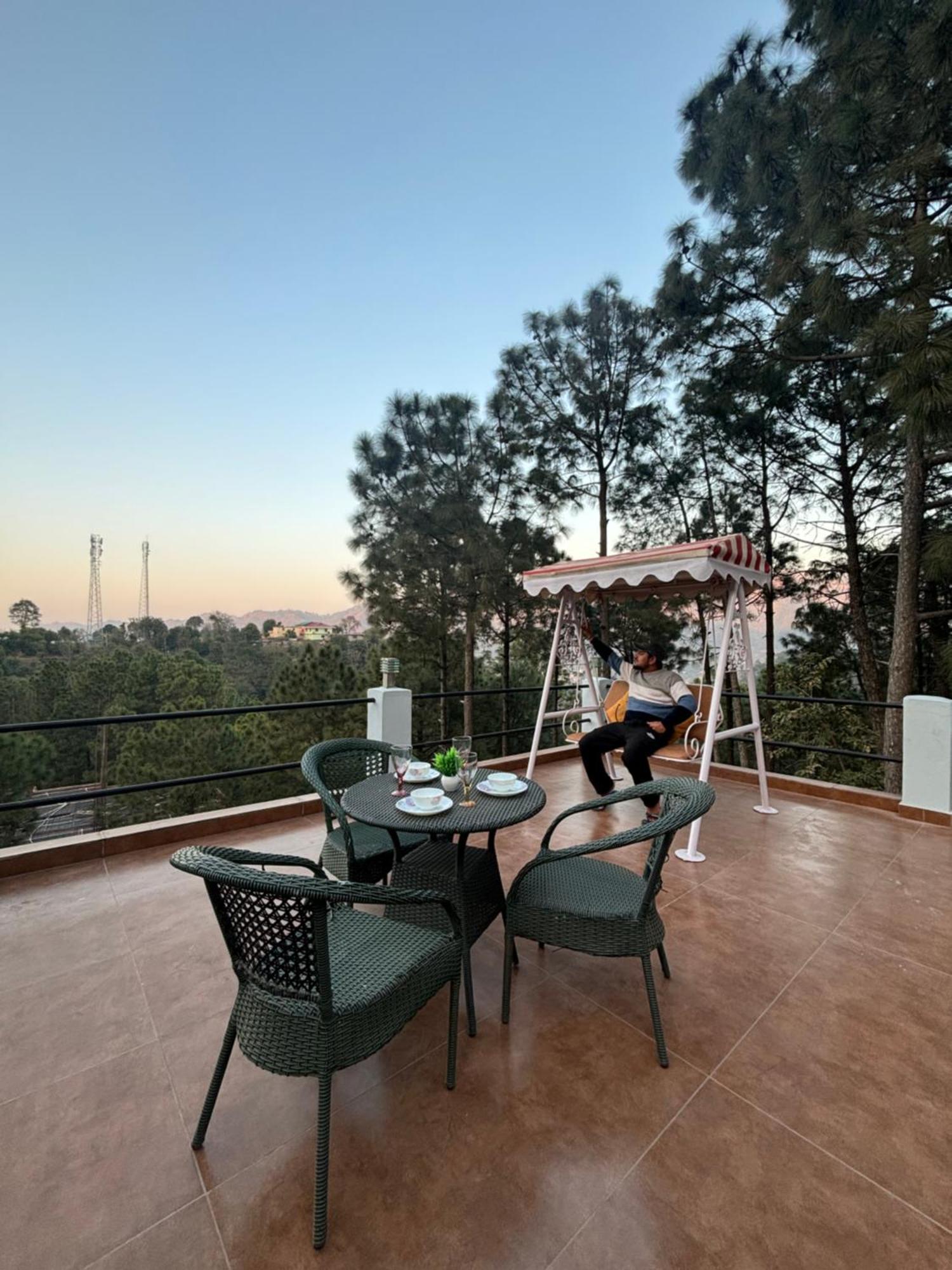 Family Suit Kasauli Bagian luar foto